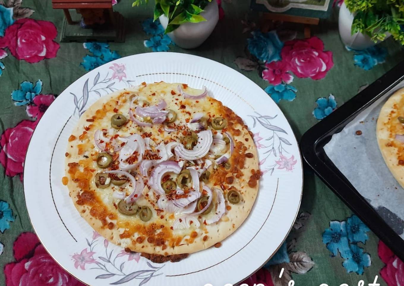 Thin Crust Onion and Olive Pizza