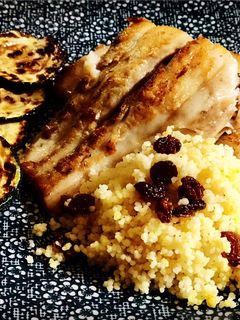 Una foto de Corvina, couscous y calabacín