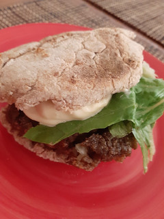 Una foto de Hamburguesa de lentejas con mayonesa casera