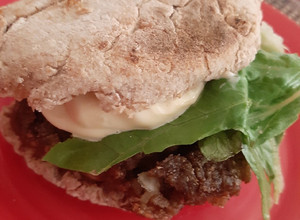 Una foto de Hamburguesa de lentejas con mayonesa casera
