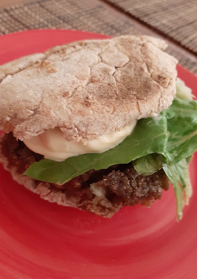 Una foto de Hamburguesa de lentejas con mayonesa casera