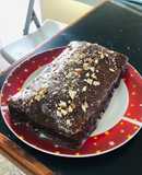 Brownie cubierto de chocolate con almendras