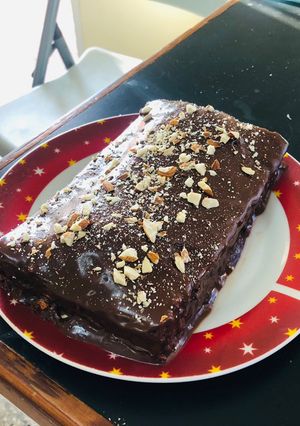 Una foto de Brownie cubierto de chocolate con almendras