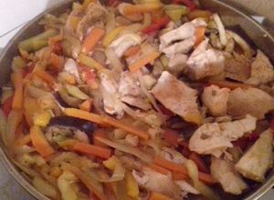 Una foto de Verduras salteadas con pechuguitas de pollo