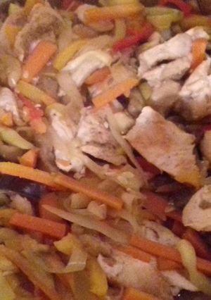 Una foto de Verduras salteadas con pechuguitas de pollo