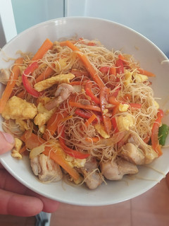 Una foto de Fideos de arroz con pollo, huevo y verduras