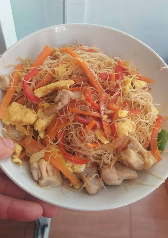 Una foto de Fideos de arroz con pollo, huevo y verduras