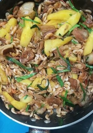 Hình của món Tôm rang thịt ba chỉ + dứa.