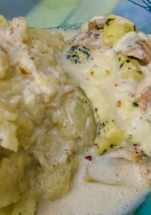 Una foto de FILETES DE 🐟MERLUZA🐟 A LA CREMA DE QUESO ROQUEFORT🧀🫕🧀 Y QUESO CREMOSO 😋🤩🐟🫕🧀🍛🍶🐟