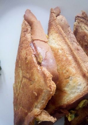 A picture of Cheesey guacamole sandwich.