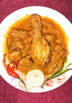 A picture of Kashmiri chilli gandharaj lemon chicken curry.