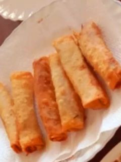સેઝવાન સ્પ્રિંગ રોલ (Schezwan Spring Roll Recipe In Gujarati) રેસીપી મુખ્ય ફોટો