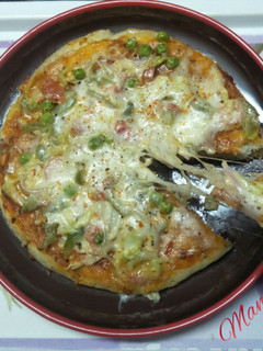 सूजी ब्रेड पैन पिज़्ज़ा (Suji bread pan pizza recipe in hindi) रेसिपी मुख्य फोटो