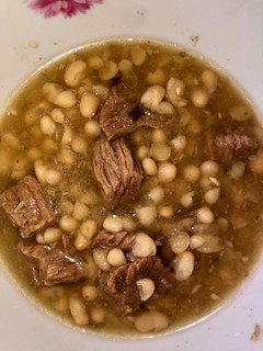 Una foto de Frijoles blancos con carne de lomo🥩