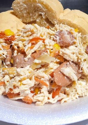 Una foto de Pechuga desmechada con carnes frías y verduras salteadas