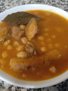 Una foto de Garbanzos estofados con chorizo y costillas