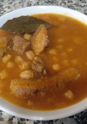 Foto principal de Garbanzos estofados con chorizo y costillas