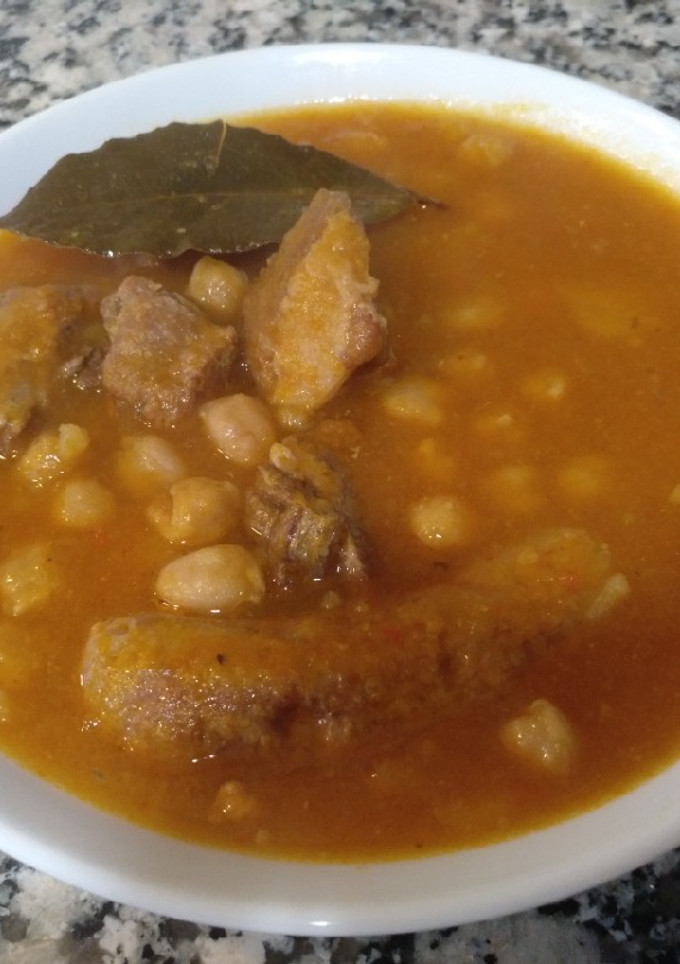 Una foto de Garbanzos estofados con chorizo y costillas