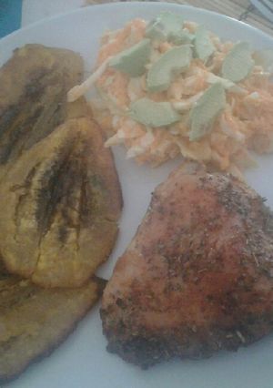 Una foto de Patacones con Pollo al Horno