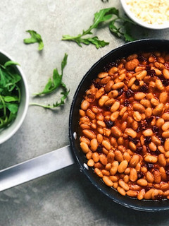 Una foto de Judías blancas con tomate y cuscús. Receta vegana