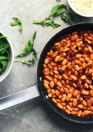 Foto principal de Judías blancas con tomate y cuscús. Receta vegana