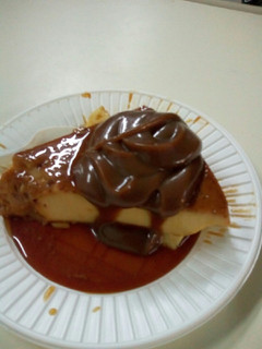 Una foto de Flan casero con dulce de leche