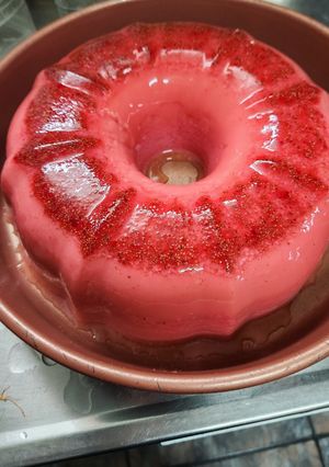Una foto de Gelatina festiva de frutillas