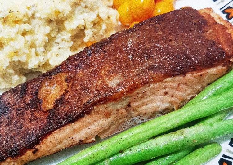 Grilled Salmon with Mashed Potato and Vegetables