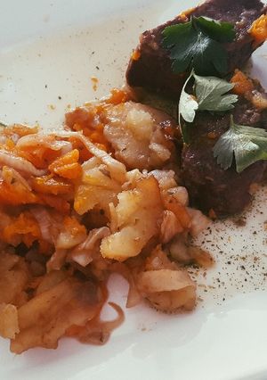 Una foto de Tapa de cuadril al horno con batatas, cebolla, calabacín y puerro