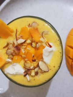मँगो ड्रायफ्रूट स्मूदी (MANGO SMOOTHIE RECIPE IN MARATHI) रेसिपी चे मुख्य फोटो 