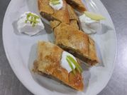 Una foto de strudel de manzana relleno