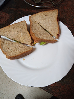 Una foto de Sándwich de ensalada con mango