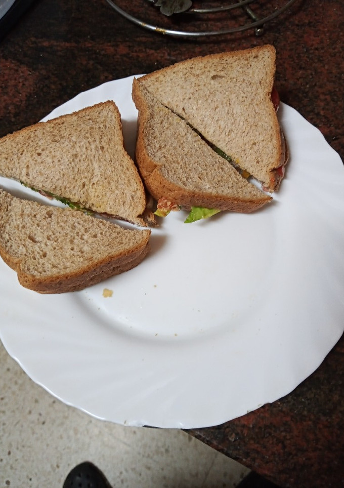 Una foto de Sándwich de ensalada con mango