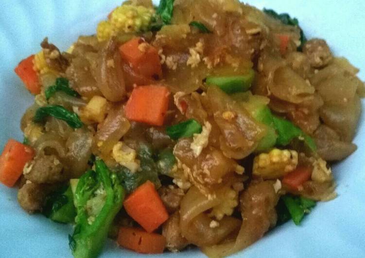 Recipe of Homemade Vegeterian Wide Noodles with Vegetables and Soy Protein