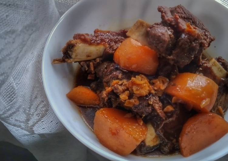 Recipe of Favorite Beef Ribs and Potato in Herbs and Sweet Soy Sauce