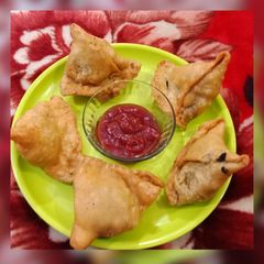 A picture of Crispy Paneer Peas Samosa.