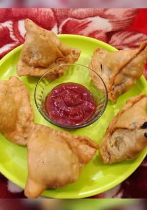 A picture of Crispy Paneer Peas Samosa.