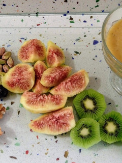 Una foto de Smoothie tropical con frutos secos