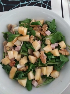 Una foto de Ensalada con manzana, champiñones y pavo
