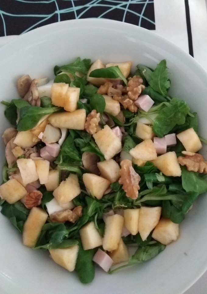 Una foto de Ensalada con manzana, champiñones y pavo