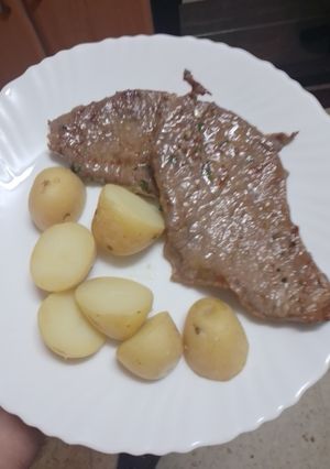 Una foto de Filetes de ternera a la plancha con papas cocidas