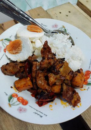 รูปของ หมูสันในไส้กรอกผัดซอสเผ็ดนรกเกาหลีไข่เค็ม