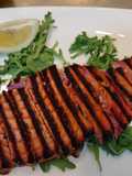 Tagliata di Tonno Fresco con Salsa Vinaigrette servita su Letto di Rucola