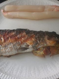 Una foto de Truchas con tocino acompañadas de espárragos de lata