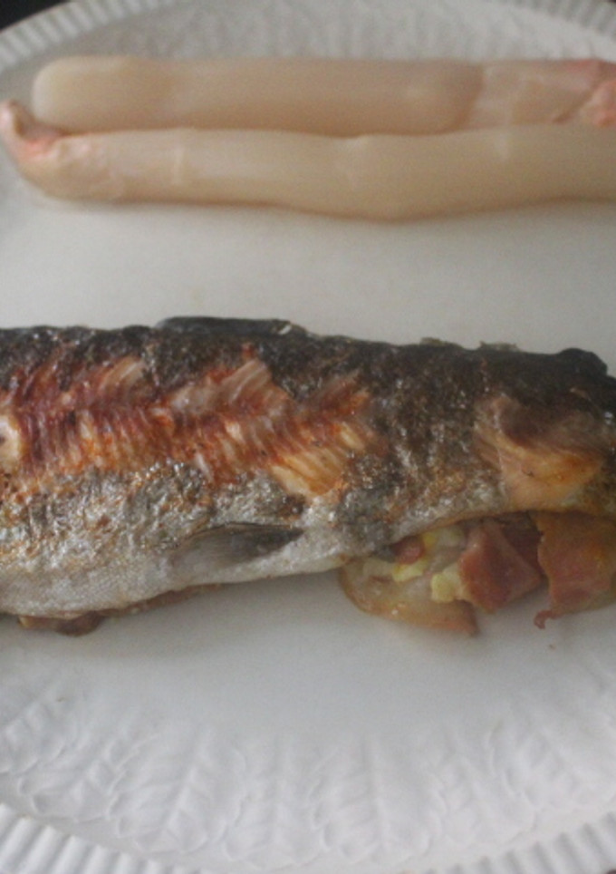 Una foto de Truchas con tocino acompañadas de espárragos de lata