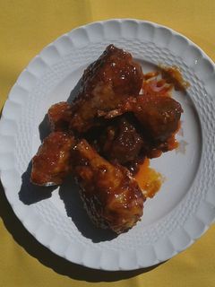 Una foto de Jamoncitos de pollo con higos y tomate