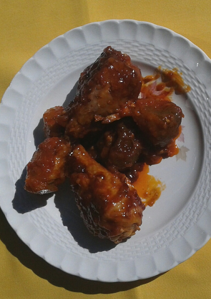 Una foto de Jamoncitos de pollo con higos y tomate