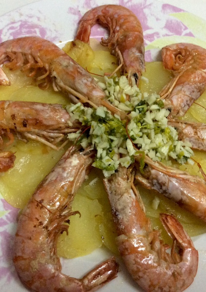 Una foto de Gambones al ajillo y lima🦐