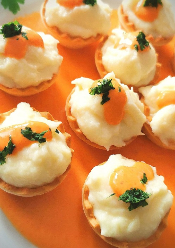 Una foto de Tartaletas de brandada de Bacalao con crema de Piquillos