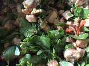 Una foto de carne de puerco con verdolagas